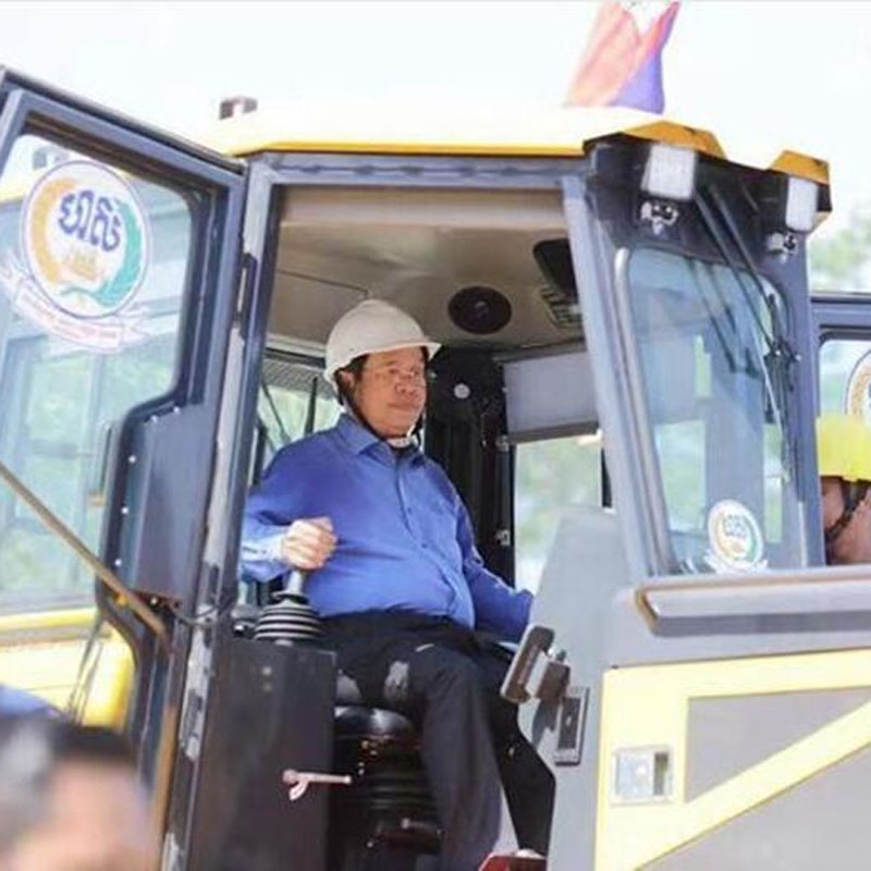 Der kambodschanische Premierminister Hun Sen testet Shantui Bulldozer